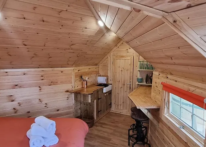 Woodland Cabin With Hot Tub & Log Burner