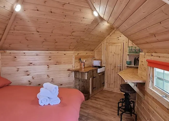 Woodland Cabin With Hot Tub & Log Burner