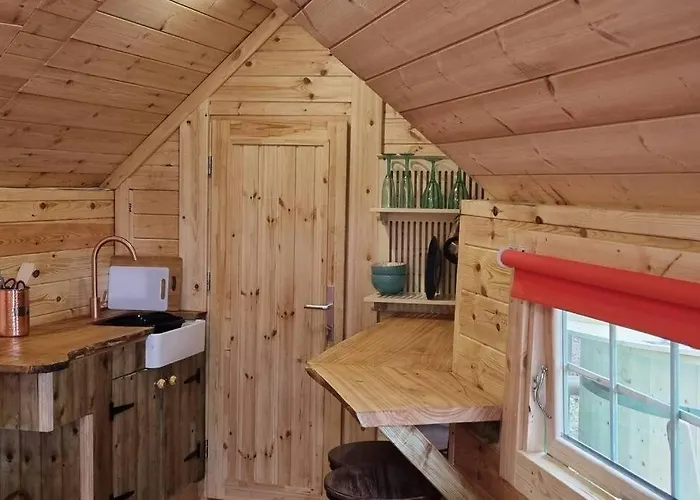 Woodland Cabin With Hot Tub & Log Burner