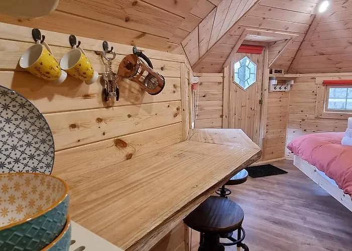 Woodland Cabin With Hot Tub & Log Burner